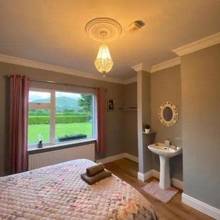 펜션 2 Bed Flat - Sleeps 4 - Garden - Parking - Wifi