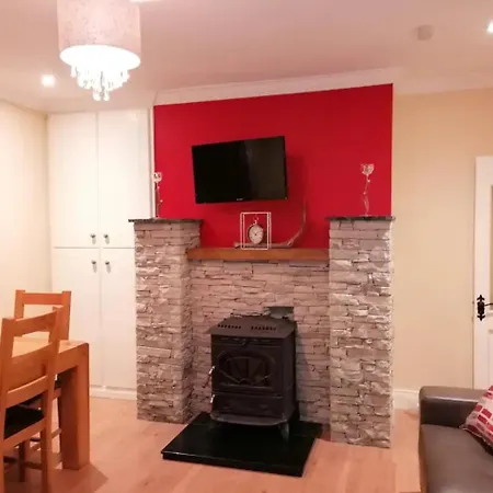 2 Bed Flat - Sleeps 4 - Garden - Parking - Wifi