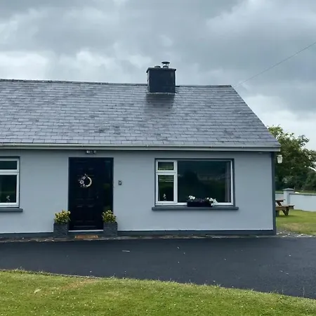 Semesterbostad 2 Bed Flat - Sleeps 4 - Garden - Parking - Wifi *