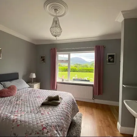 2 Bed Flat - Sleeps 4 - Garden - Parking - Wifi Semesterbostad