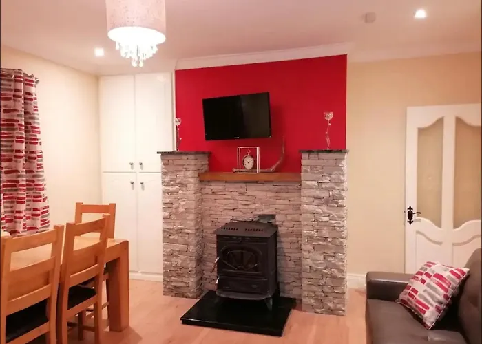 2 Bed Flat - Sleeps 4 - Garden - Parking - Wifi