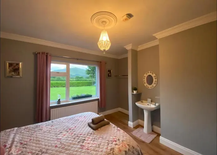 Holiday home 2 Bed Flat - Sleeps 4 - Garden - Parking - Wifi