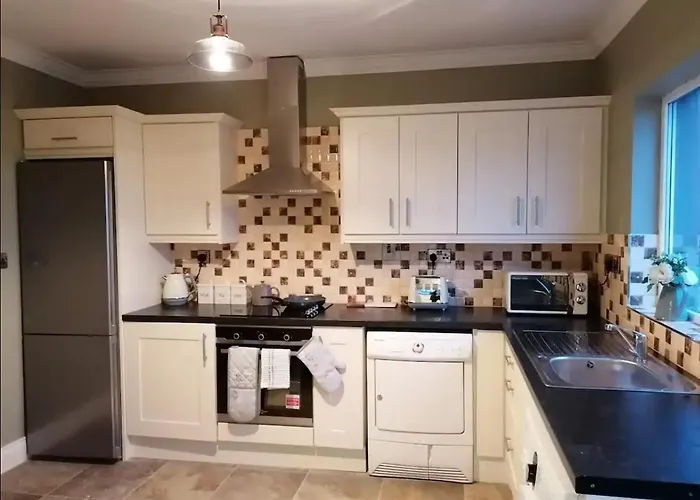 2 Bed Flat - Sleeps 4 - Garden - Parking - Wifi * Cill Airne