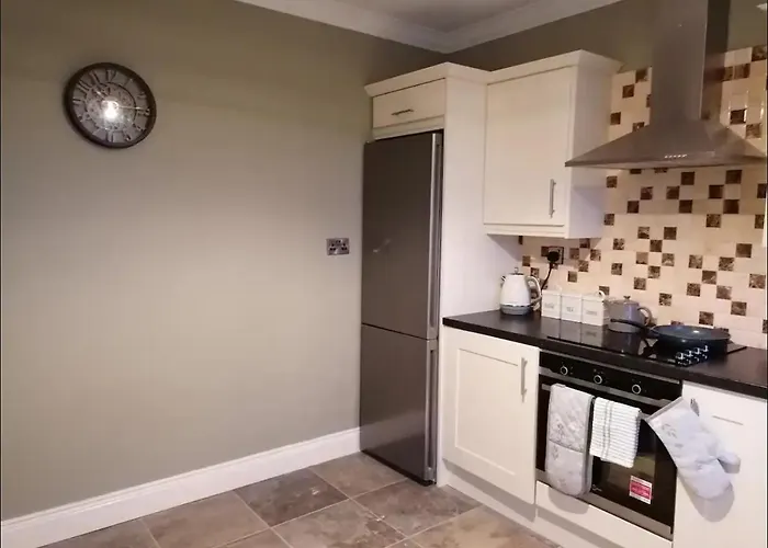 Semesterbostad 2 Bed Flat - Sleeps 4 - Garden - Parking - Wifi