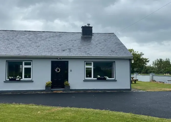 Holiday home 2 Bed Flat - Sleeps 4 - Garden - Parking - Wifi *