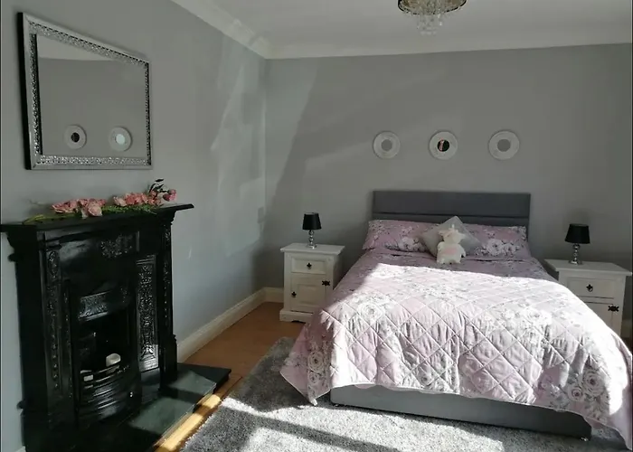 2 Bed Flat - Sleeps 4 - Garden - Parking - Wifi Killarney