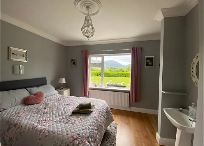 2 Bed Flat - Sleeps 4 - Garden - Parking - Wifi Semesterbostad