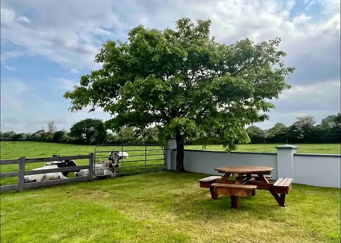 Holiday home 2 Bed Flat - Sleeps 4 - Garden - Parking - Wifi *